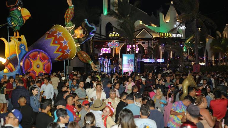La fiesta continuó en las Letras de Mazatlán luego del primer desfile del Carnaval de Mazatlán 2025.