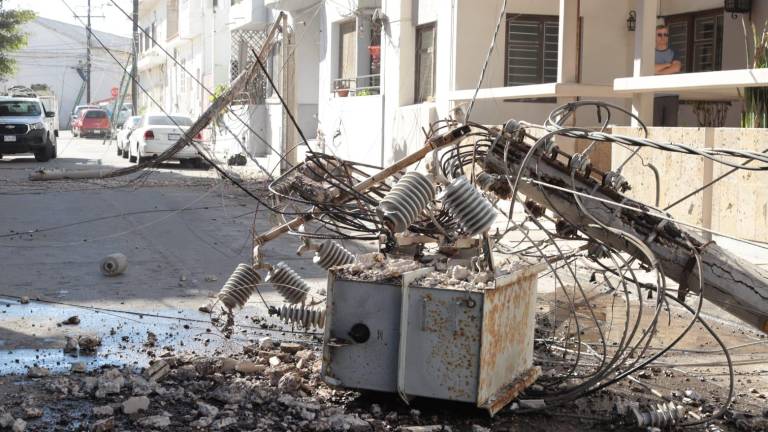 Un tráiler derribó tres postes de la luz en la zona de Olas Altas y dejó sin el servicio al sector este jueves.