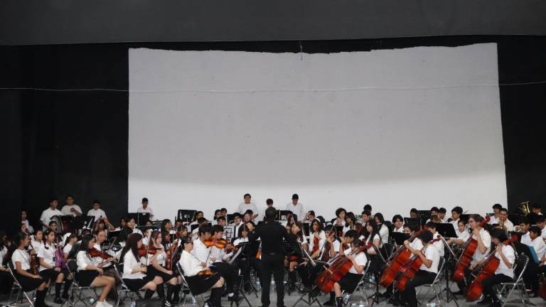 Alrededor de 160 niños participan en el concierto.