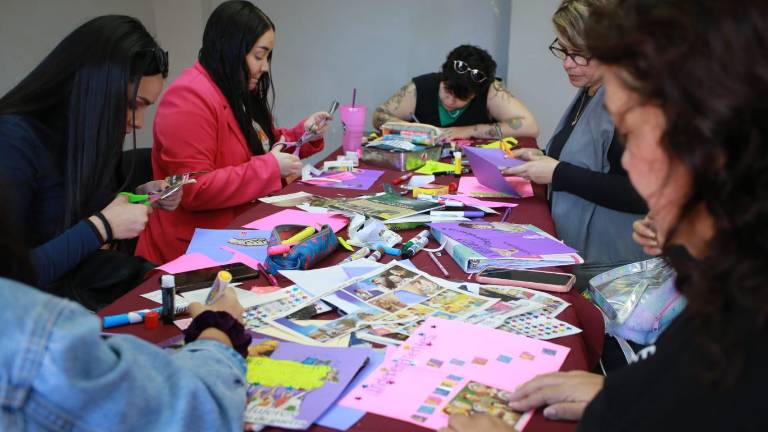 El taller “Fanzine” se realizó en el Museo de Artes de Mazatlán y a base de colores, stickers, recortes y pegatinas, se elaboró una pequeña revista llena de frases e imágenes de empoderamiento femenino.