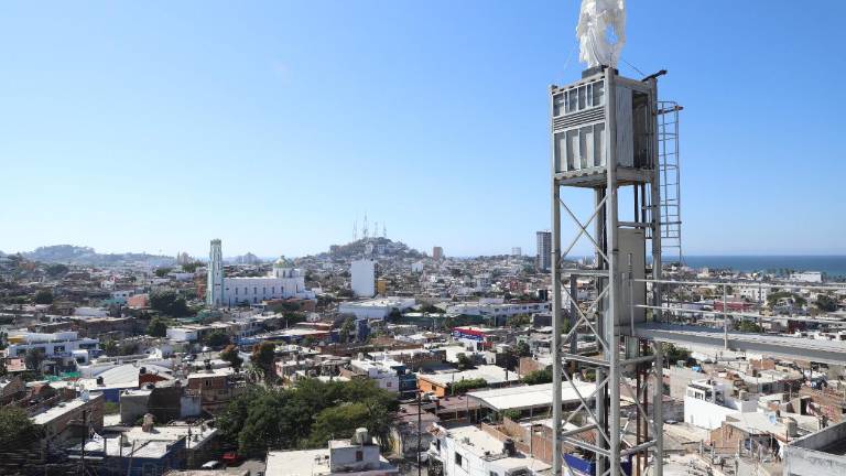 En su parte más alta se coloca una imagen de San Gabriel Arcángel