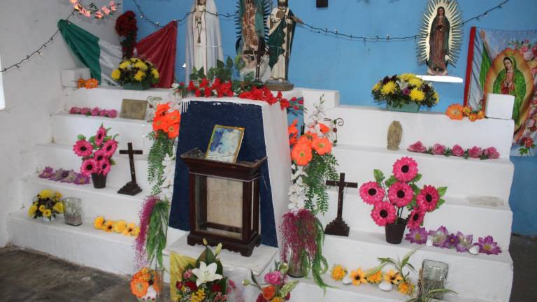 La imagen de la virgen se apareció en un pilar que sostenía a la tubería del tambo que da el nombre a la colonia.