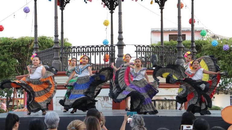 Las alumnas de Casa de la Cultura interpretaron piezas de folclore regional.