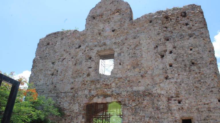 El antiguo templo de Rosario ha sido aquejado por maleza y enjambre de abejas.