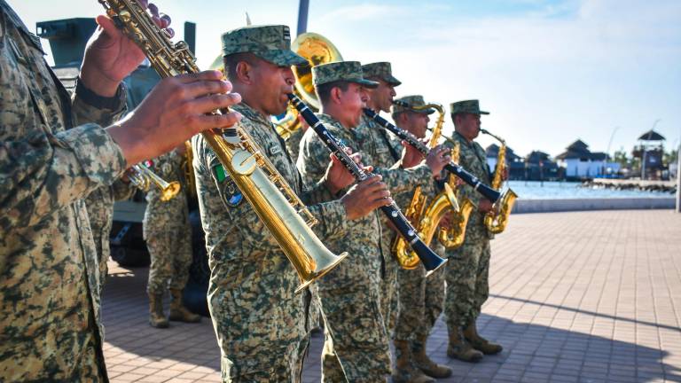 La Banda de Música de la Tercera Región Militar deleitó al público de Altata con un repertorio cultural en el malecón.