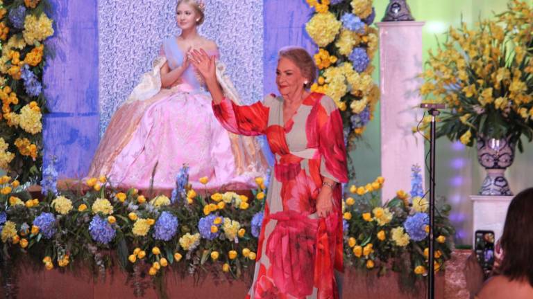 María de la Luz I celebra su reinado de diamante en la Feria de la Primavera en Rosario.