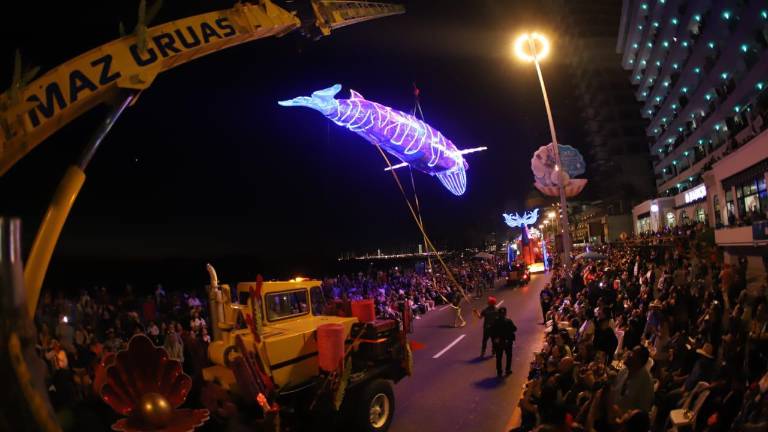 Las figuras marinas gigantes fueron del gusto de la gente durante el desfile.