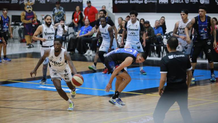 Venados Basketball tuvo que esperar hasta el final del cuarto periodo para obtener su primera victoria de la temporada.