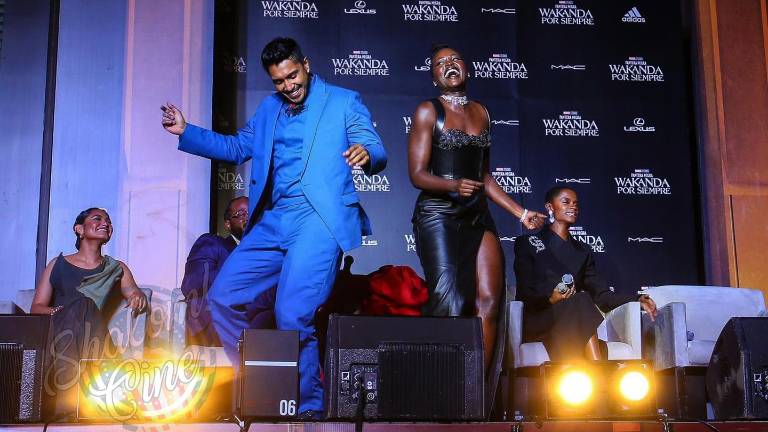 Tenoch Huerta y Lupita Nyong’o se roban la noche en la premier de Wakanda Forever.