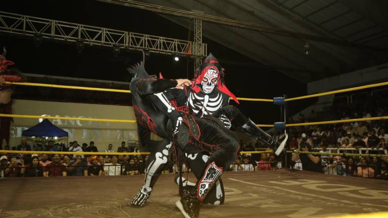 Debuta con triunfo la nueva Parka en una noche infernal de lucha libre en Mazatlán.
