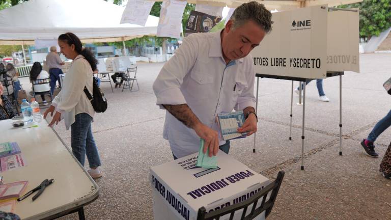 Enrique Inzunza Cázarez emite sus votos de la Elección Judicial.
