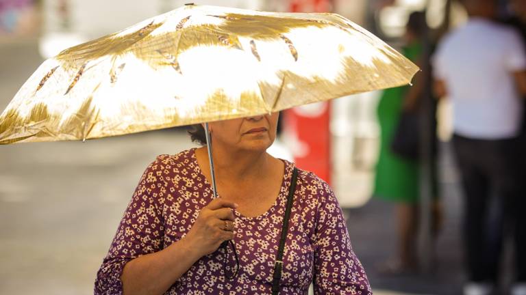 La población se protege ante las altas temperaturas en el estado.