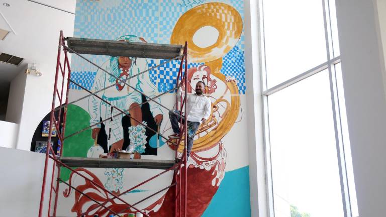 Daniel Sarabia ‘El Taqhero’ crea un mural en la Galería de Arte Antonio López Sáenz.