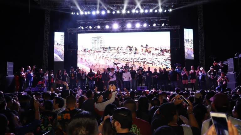 Miles de asistentes acudieron a la ceremonia de apertura.