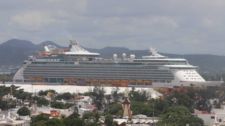 Este lunes llegó a Mazatlán el crucero turístico Navigator of the Seas.