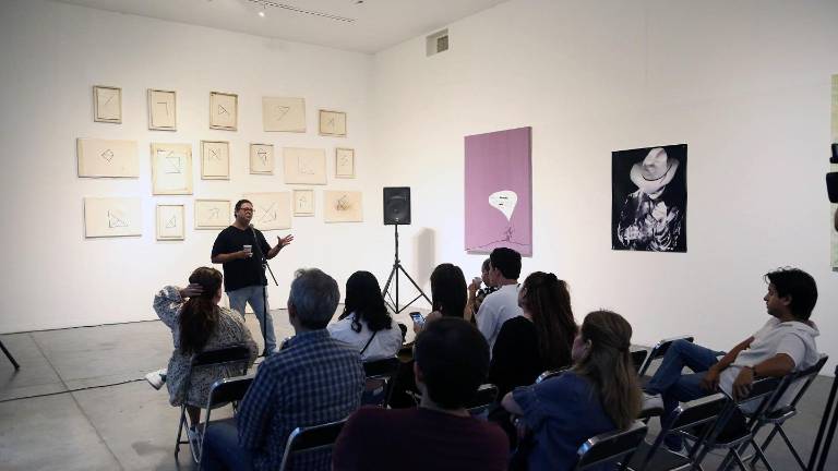 El público escuchó atento al artista.