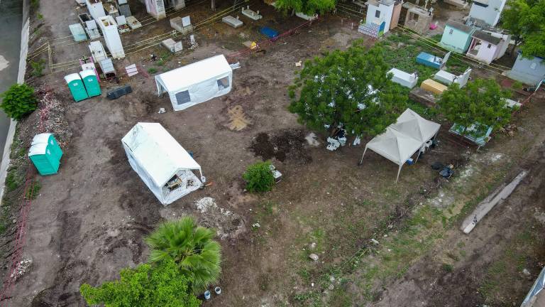 En Culiacán, se llevan a cabo labores en el panteón 21 de Marzo para la identificación de cuerpos que se encuentran en la fosa común.
