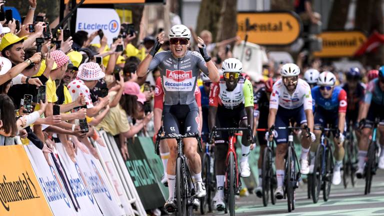Jasper Philipsen llega triunfal a la meta.