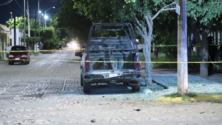 Una patrulla municipal fue blanco de un explosivo artesanal en el fraccionamiento Esmeralda.