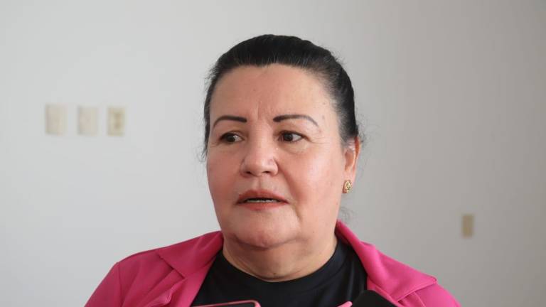 A través de Artesanas Trabajando con el Corazón, Ana Isabel Sánchez apoya a pacientes con cáncer con pelucas oncológicas y brasieres especiales.