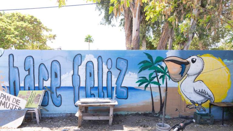 El mural en la Primaria Carlos García Rivera, en Altata, busca visibilizar la pesca responsable y la participación de mujeres en el mar.