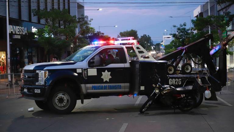 Agentes de la Policía Estatal y Municipal, Protección Civil, Bomberos, Cruz Roja Mexicana e integrantes de las Brigadas Internas del Sistema DIF Bienestar, están dispersos en la avenida Álvaro Obregón.