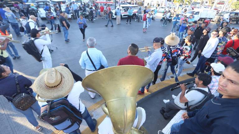 Más de 40 agrupaciones de músicos acompañados de familiares y turistas pusieron de cabeza la zona turística durante más de 10 horas.