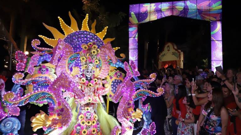 Miles de personas disfrutan de la tradicional Callejoneada en las calles del Centro Histórico.