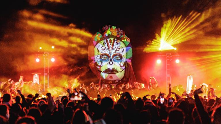 El festival de música electrónica realizado en Mitla, honra la conmemoración del Día de Muertos, los rituales ancestrales y la gastronomía de Oaxaca.