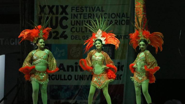 Los bailarines hacen un recorrido por el folclor y las costumbres de los pueblos.