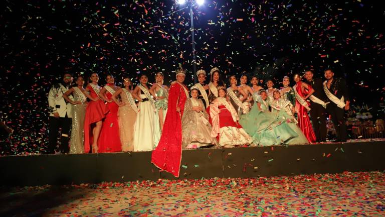 La realeza actual del Carnaval de Mazatlán junto a los aspirantes de las diferentes coronas se toman la fotografía del recuerdo.