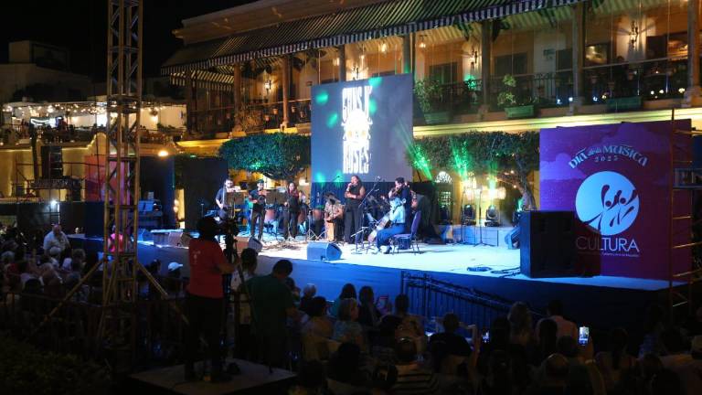 Miles de personas acudieron a los cuatro escenarios del Centro Histórico donde se ofrecieron presentaciones musicales para todos los gustos.
