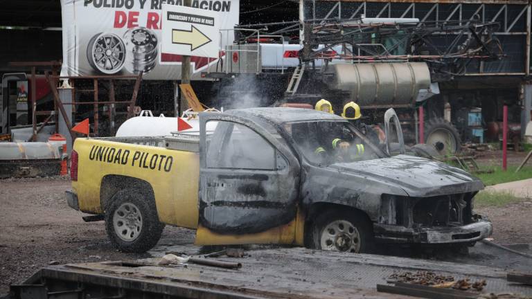 Camioneta de empresa privada resultó con daños materiales tras incendiarse en zona de maniobras en Aguaruto.