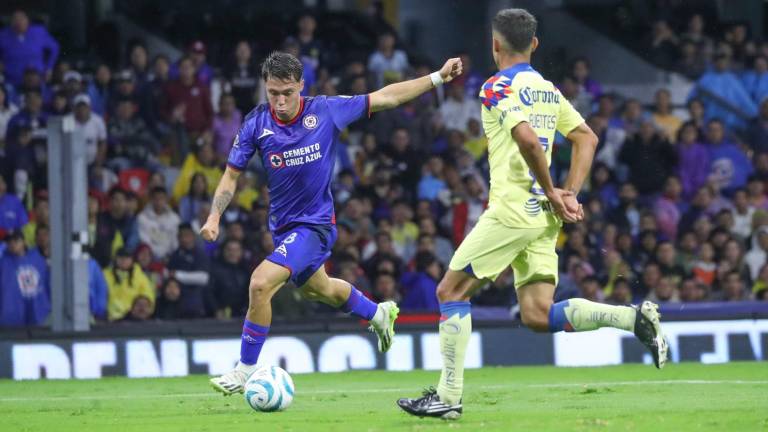 Cruz Azul buscó el empate, pese a tener un hombre menos.