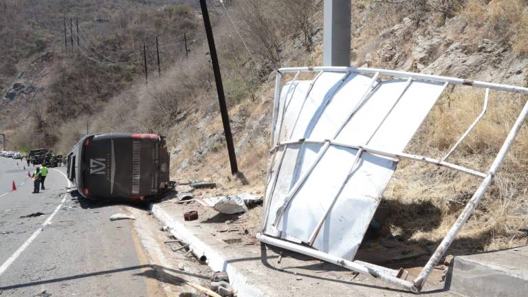 El autobús donde viajaba la agrupación sufrió una volcadura.