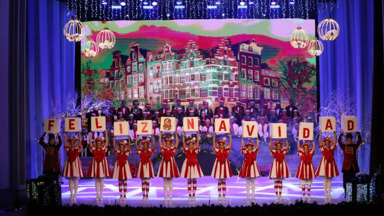 Los artistas le desearon una Feliz Navidad a los asistentes a la “Gala Navideña”.