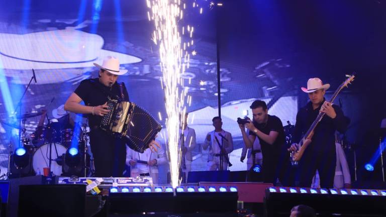 Marca Registrada conquista al público mazatleco durante su concierto.