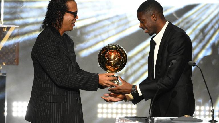 Ousmane Dembelé recibe el Balón de Oro de manos del brasileño Ronaldinho.