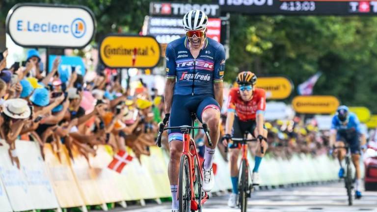 Mads Pedersen celebra efusivamente su triunfo.