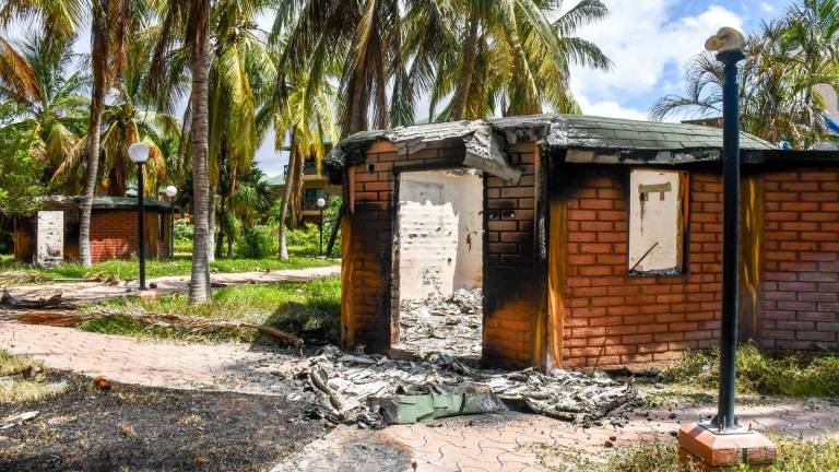 El Gran Altata Hotel Resort quedó con graves daños en su interior tras el incendio provocado durante el ataque armado en Navolato.