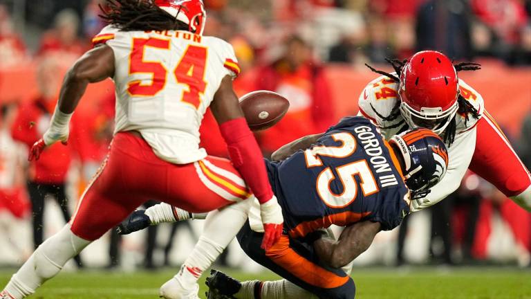 Nick Bolton (54) estuvo atento al ovoide suelto de Melvin Gordon, para realizar la jugada clave para los Chiefs.
