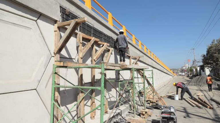 Tras el desprendimiento de una parte del concreto, trabajadores hacen reparaciones en el puente del Libramiento Colosio.