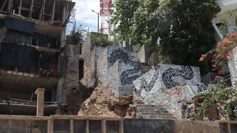 El deterioro de la estructura aumenta tras las lluvias; vecinos y visitantes siguen sin poder utilizar la tradicional escalera del Cerro de la Nevería.