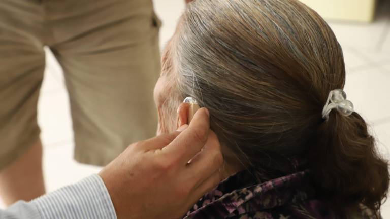 Se realizan las campañas de aparatos auditivos en colaboración con doctores y especialistas en audiometría.