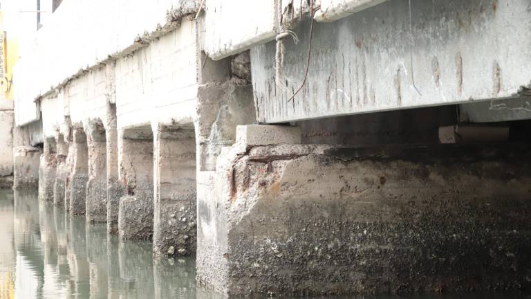 Grietas visibles y varillas expuestas en las bases del puente Juárez reflejan el deterioro estructural del viaducto en la avenida Gabriel Leyva.