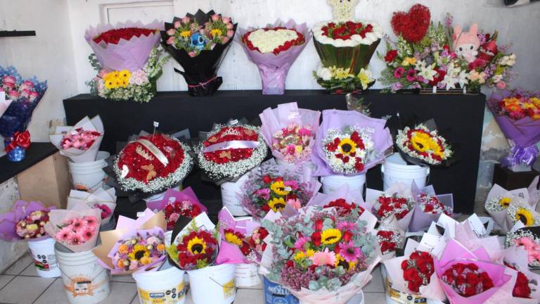 Vendedores de flores en Rosario advierten de bajas ventas por el Día de San Valentín.