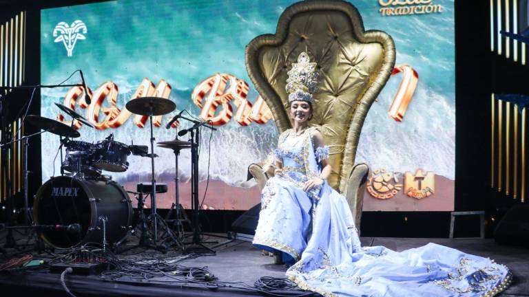 La reina hizo su entrada en una plataforma móvil, acompañada por jugadores de ulama.