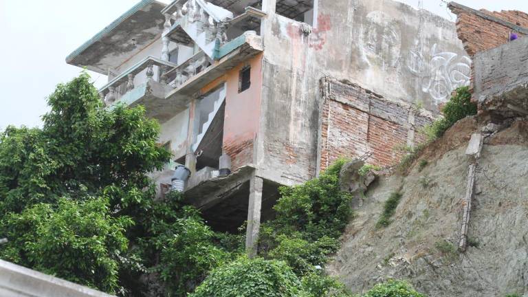 Los cerros habitados de Mazatlán como los del Vigía, Nevería, del Obispado y Colorado están considerados como vulnerables según el Atlas de Riesgos.