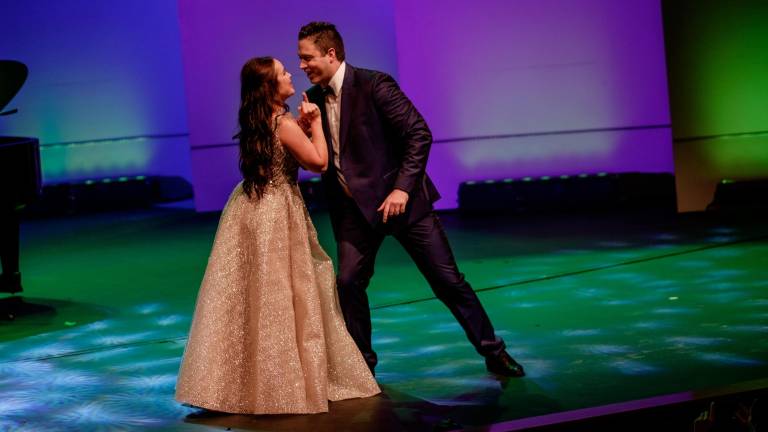 Julia y Tobías regalan una velada inolvidable en el Teatro Pablo de Villavicencio.
