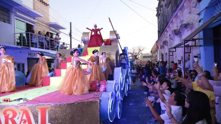 Las reinas y sus cortejos saludaban a los asistentes.